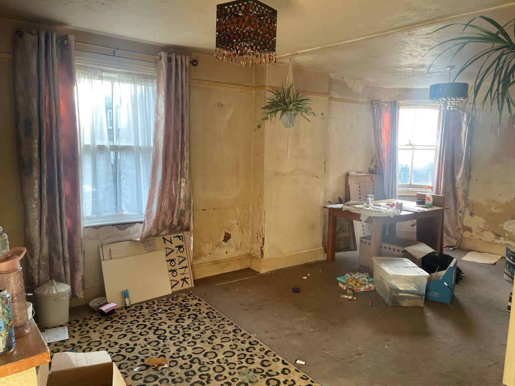 Lot: 57 - MIXED COMMERCIAL/RESIDENTIAL PROPERTY WITH POTENTIAL - Dining/living room from alternative angle